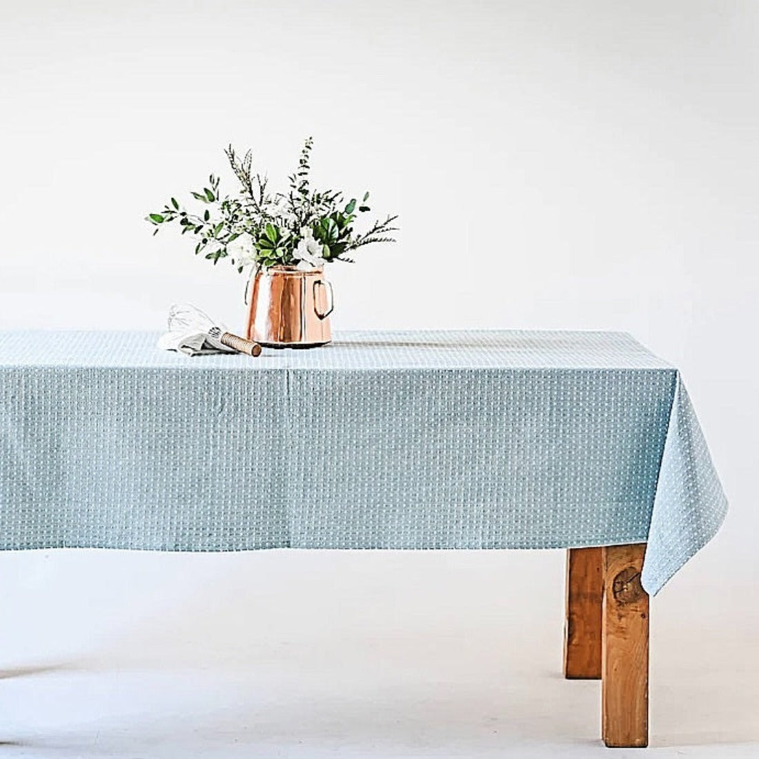 Toalha de Mesa Bordada Dottie